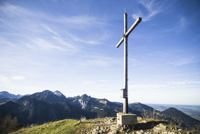 Das Gipfelkreuz auf dem 1337 Meter hohen Großen Riesenkopf. Im Hintergrund liegt der Wendelstein