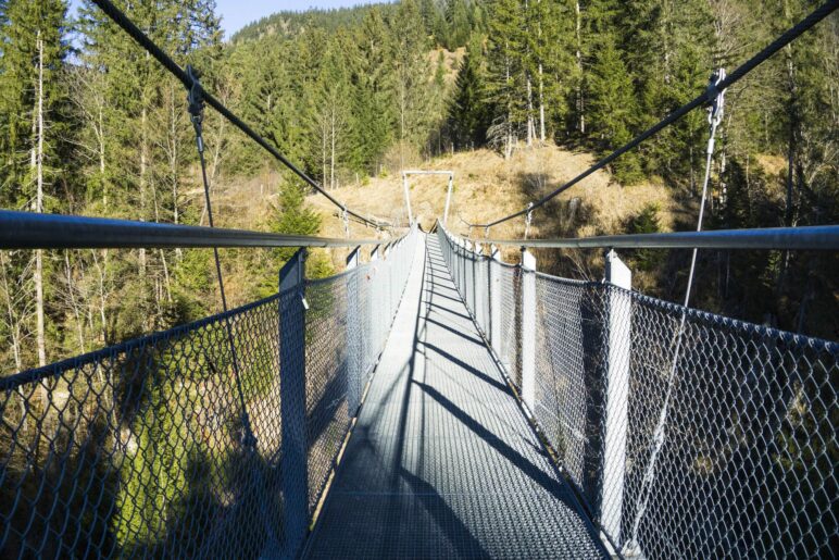 Ein wenig wackelt die Hängebrücke und der Tiefblick in die Faukenschlucht ist schon etwas spektakulär