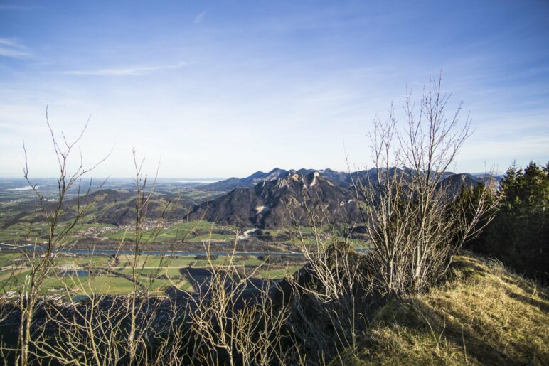 Das nördliche Inntal mit dem Heuberg und Dandlberg. Im Voralpenland sieht man Simssee und ein Stück vom Chiemsee