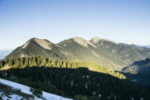 Ein Blick hinüber zum Estergebirge mit dem Hohen Fricken, Bischof und Krottenkopf