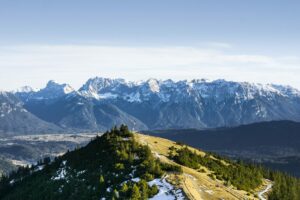 Der Blick vom Wankgipfel über das Plateau hinüber zum Karwendel