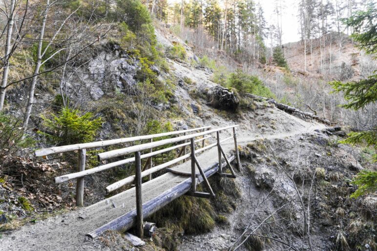 Die Brücke über den Kesselgraben. Jetzt geht es über viele Stufen bergauf