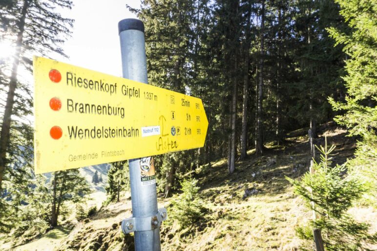 Wir folgen lieber dem gelben Schild zum Riesenkopf