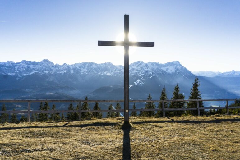 In das Kreuz auf dem Wankplateau ist eine gläserne Scheibe eingearbeitet