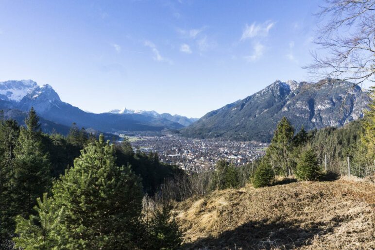 Von der Tannenhütte aus geht der Blick vom Wettersteingebirge über Garmisch bis zum Kramer