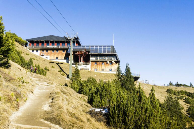 Gleich ist das Gipfelplateau erreicht. Die Bergstation der Wankbahn mit der Sonnenalm