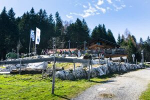 Weitblick auf 951 Metern Höhe: Auf der Trgler-Alm oberhalb von Bad Feilnbach