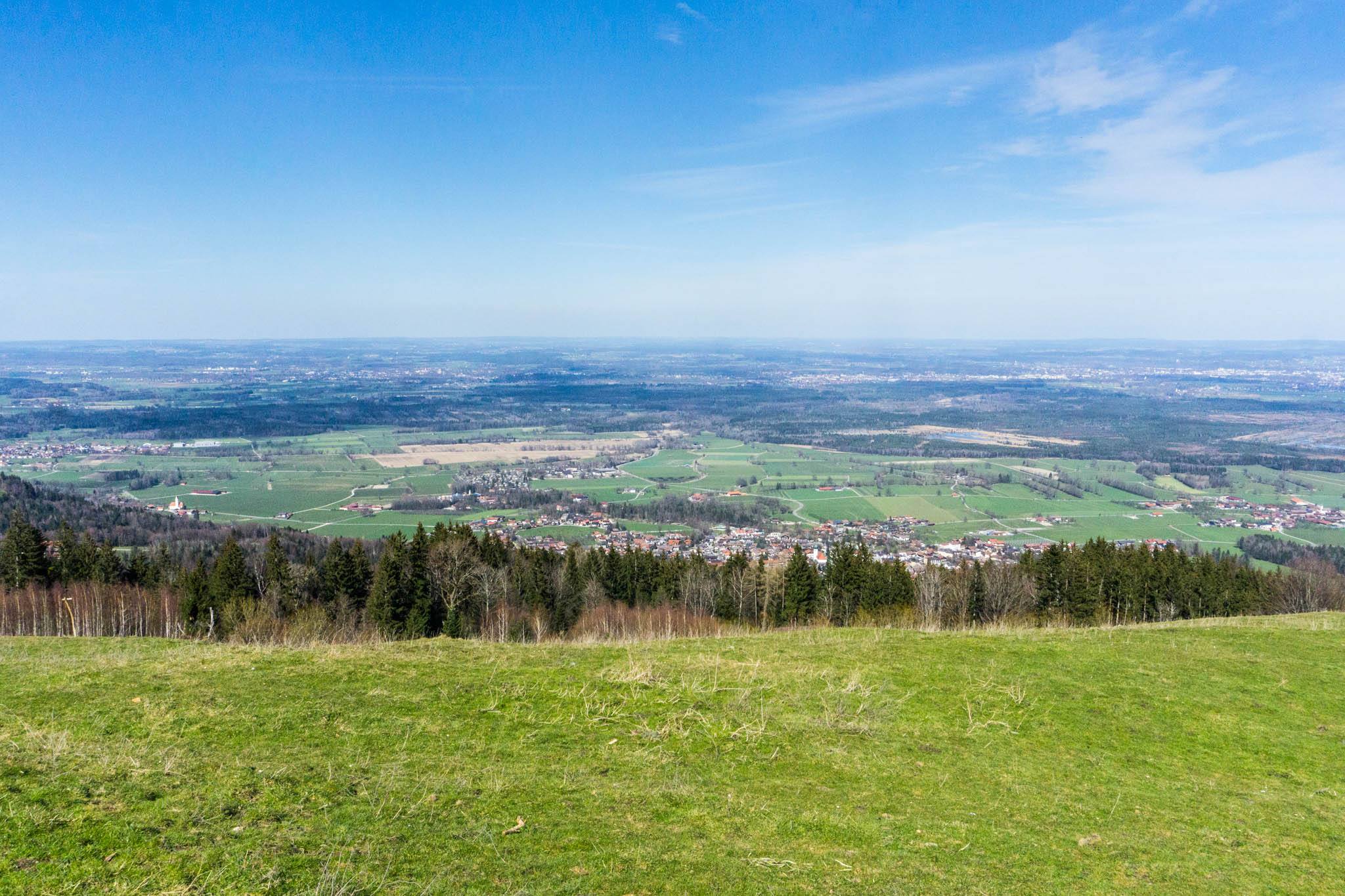 Der Blick von der Tregler-Alm über Bad Feilnbach ins Voralpenland