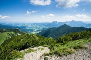 Blick auf den Breitenstein und Wendelstein und ins Alpenvorland