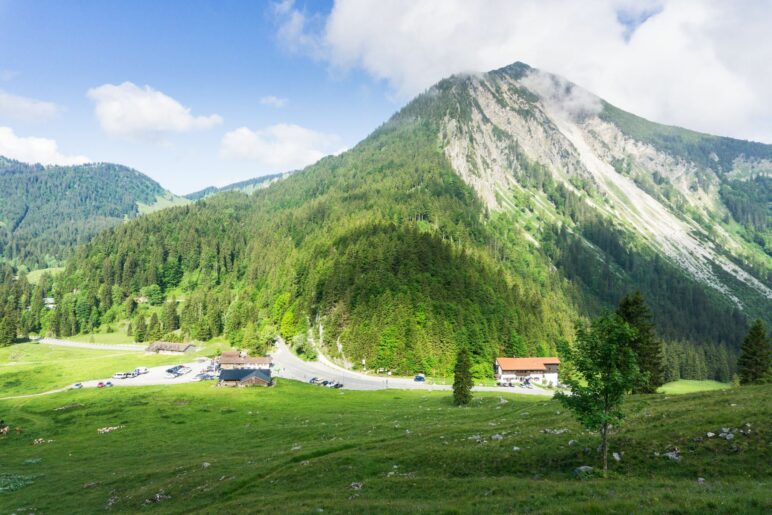 Blick zurück auf den Spitzingsattel und auf den Brecherspitz gegenüber