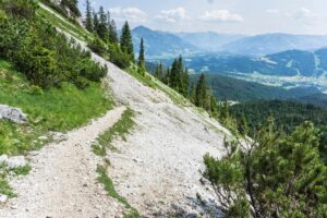 Abstieg über das Schotterfeld. Unten rechts ist ganz klein die Wochenbrunner Alm zu sehen