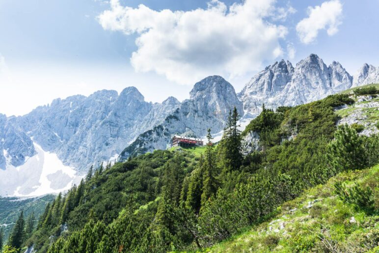 Die Gruttenhütte vor dem Panorama des Wilden Kaisers