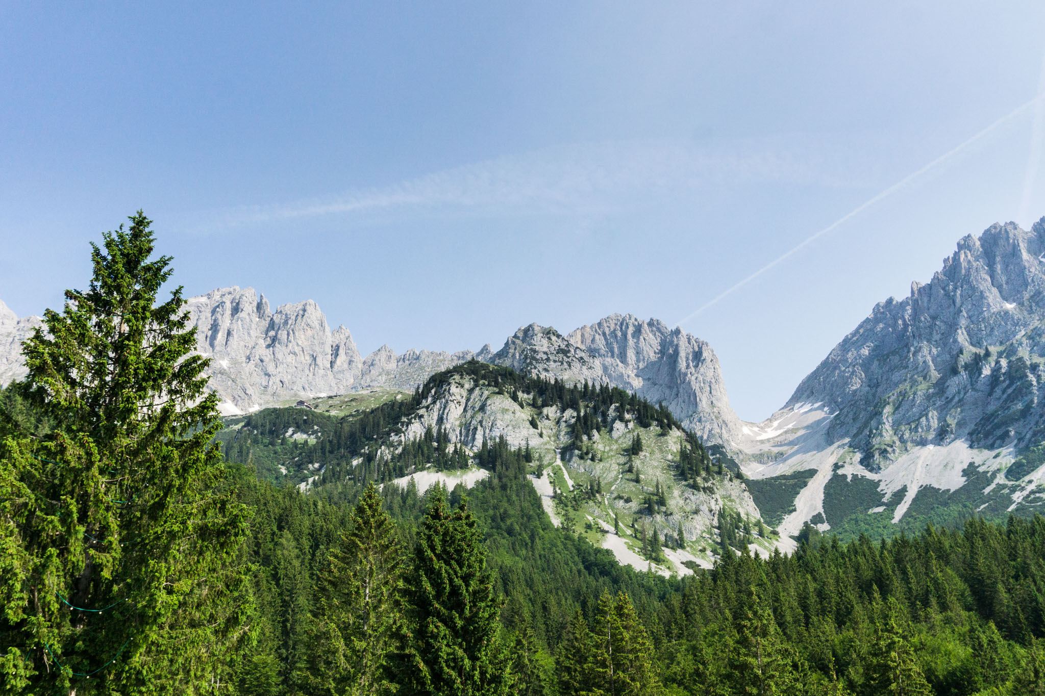 Rechts ist das spektakuläre Ellmauer Tor. Und wer genau hinschaut, sieht links die Gruttenhütte