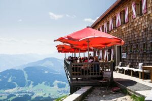 Die Terrasse der Gruttenhüttescheint über dem Abgrund zu schweben