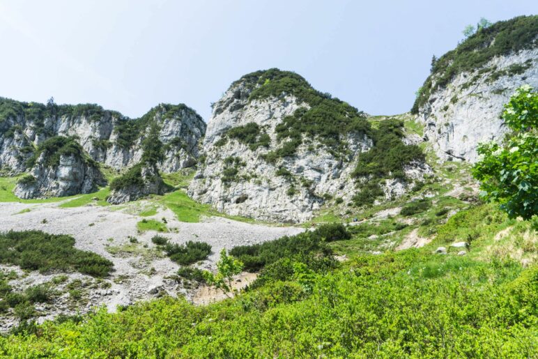 Am Felsberg in der Mitte  verläuft der Klamml-Klettersteig von rechts nach links zum Klamml