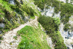 Nach dem Klamml führt der Weg kurz schmal am steilen Abhang entlang