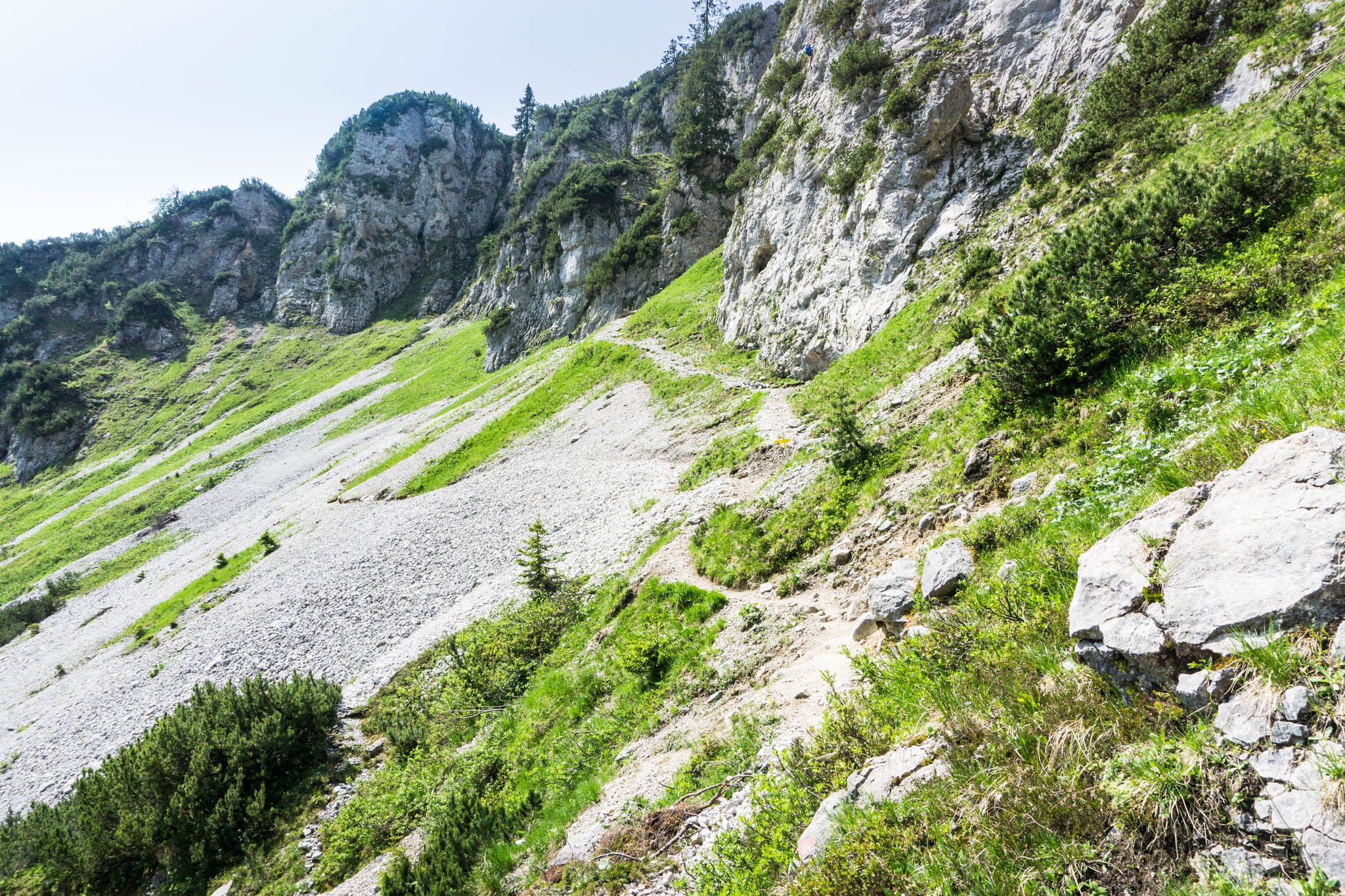 Auf dem Weg zum Klamml-Einsteig. Gut zu sehen: Der alte Wanderweg, der direkt am Fels verläuft