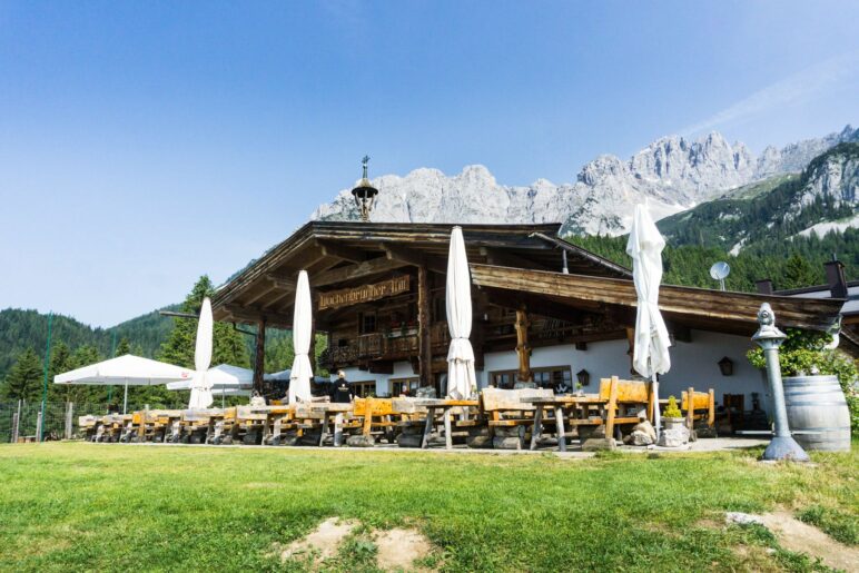 Die Wochenbrunner Alm. In der Früh herrscht hier noch Ruhe, während sich die Parkplätze füllen