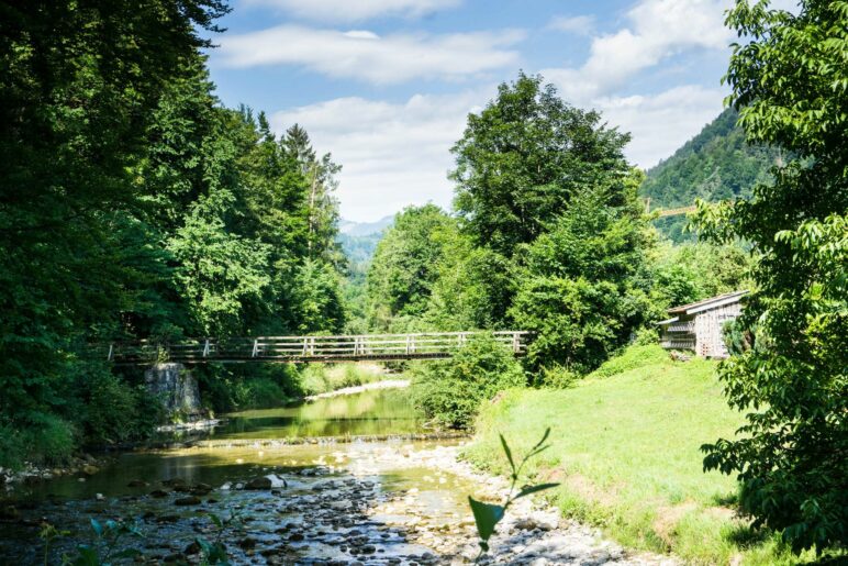 Der Bründlsteg, der schon seit römischer Zeit den Kieferbach überquert