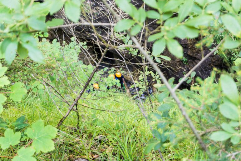 Drei orange Helme. Mehr ist von der Canyoninggruppe unten in der Klamm nicht zu sehen