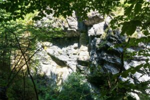 Felsen auf der gegenüberliegenden Seite der Klamm