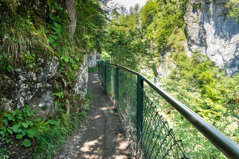 Auf dem schmalen Klammweg durch die Gießenbachklamm