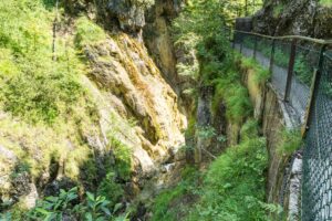 Gegen Ende des Weges wird die Klamm weiter und man sieht mehr Wasser