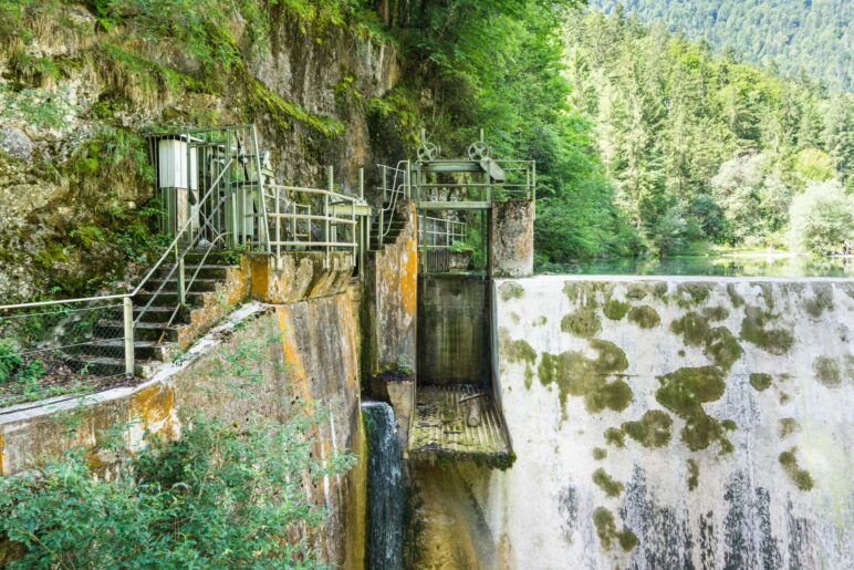 Die Staumauer mit Wehranlage