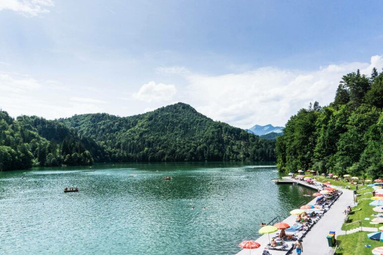 Der Ausblick auf den Hechtsee von der Terrasse der Seearena