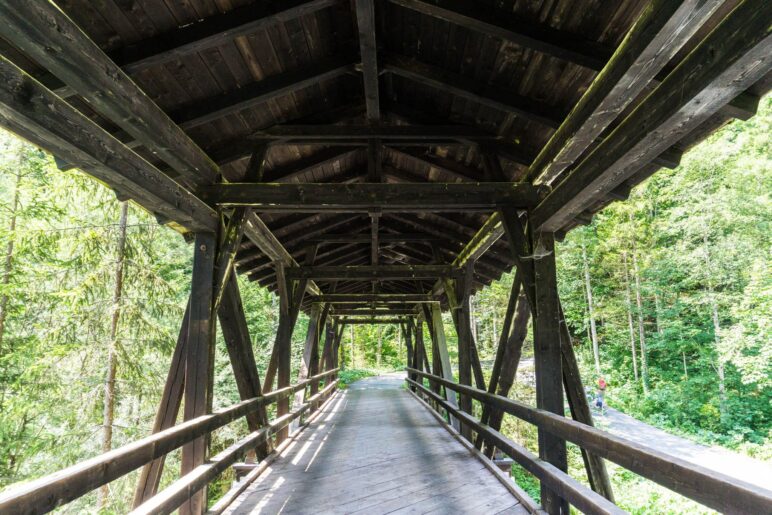 Über die Holzbrücke geht es zum zweiten Teil des Rundwegs