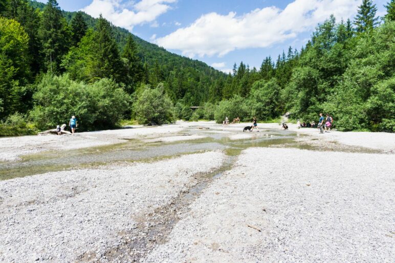 Weitläufige Kiesbänke oberhalb der Staumaiuer