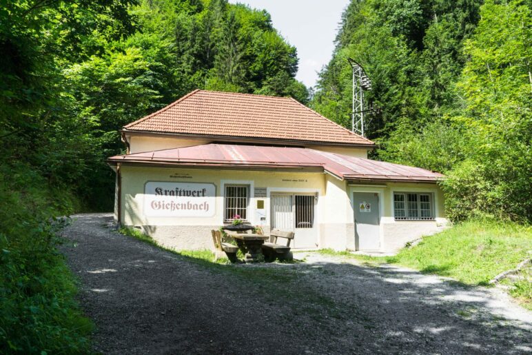 Hinter dem Kraftwerk Gießenbach beginnt der Klammweg