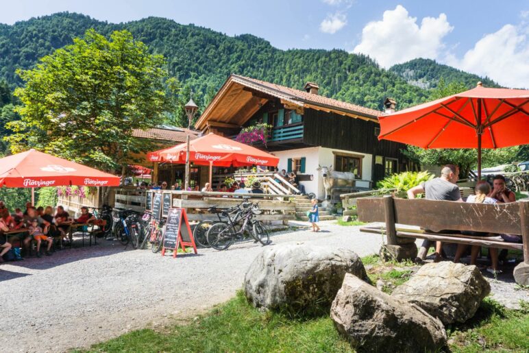 Die beliebte, familienfreundliche Schopper-Alm oberhalb der Gießenbachklamm ist