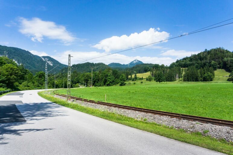 Überraschung an der Thierseestrasse: Hier verläuft eine (aktuell nicht genutzte) Eisenbahnlinie 