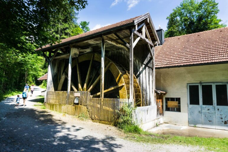 Das größte Wasserrad Bayern steht an der Abzweigung zur Gießenbachklamm