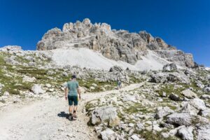 Von der Lavaredohütte ist es nur ein kurzer Weg zum Paternsattel. Im Hintergrund der Passportenkofel