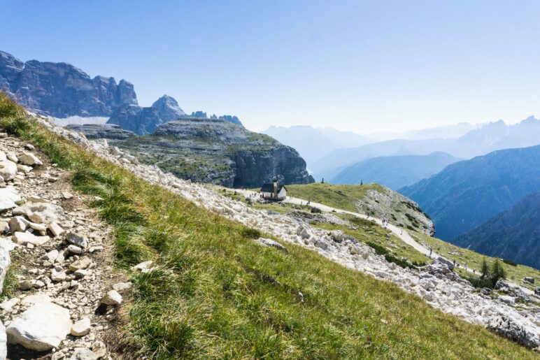 Die Alpinikapelle und das Denkmal für die Gefallenen, von unserem Rastplatz aus gesehen