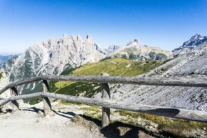 An der Forcella Col di Mezzo wird es schon etwas touristischer. Geländer statt nur Eigenverantwortung