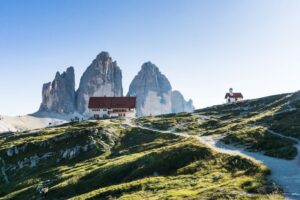 Die Dreizinnenhütte und die Kapelle vor den Zinnen