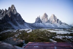 Morgenstimmung mit Paternkofel, dem Paternsattel und den Drei Zinnen, von der Hüttenterrasse aus gesehen