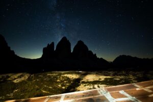 Von der Terrasse aus aufgenommen: Die Drei Zinnen in der Nacht. Vorne sieht man ein Blechdach