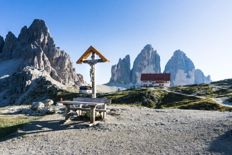 Die Dreizinnenhütte. Links der Paternkofel, im Hintergrund stehen die berühmten Drei Zinnen