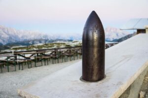 Immer wieder wird man in den Dolomiten an den Ersten Weltkrieg erinnert. Granathülse auf dem Treppengeländer