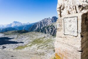 Tafel am Eingang zum Stollen und zum Passportensteig