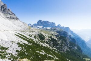 Entlang der Zinnen führt der Weg zur Lavaredohütte