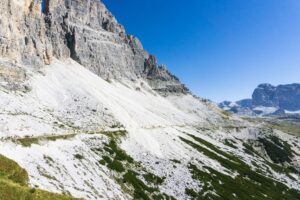 Der Weg zur Lavaredohütte unterhalb der Zinnen