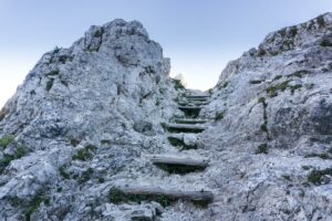 Eine Felstreppe auf dem Weg zur Bödenalpe