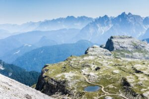 WIeder steht der Hubschrauber am Berg, direkt an der Kante ist er gelandet