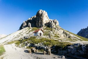 An der Kapelle und dem Sextner Stein vorbei starten wir die Wanderung