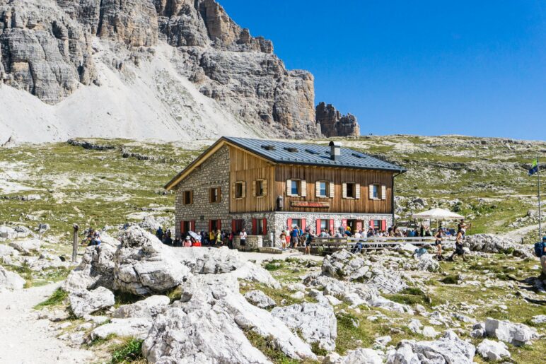 DIe Lavaredohütte auf der Rückseite der Drei Zinnen